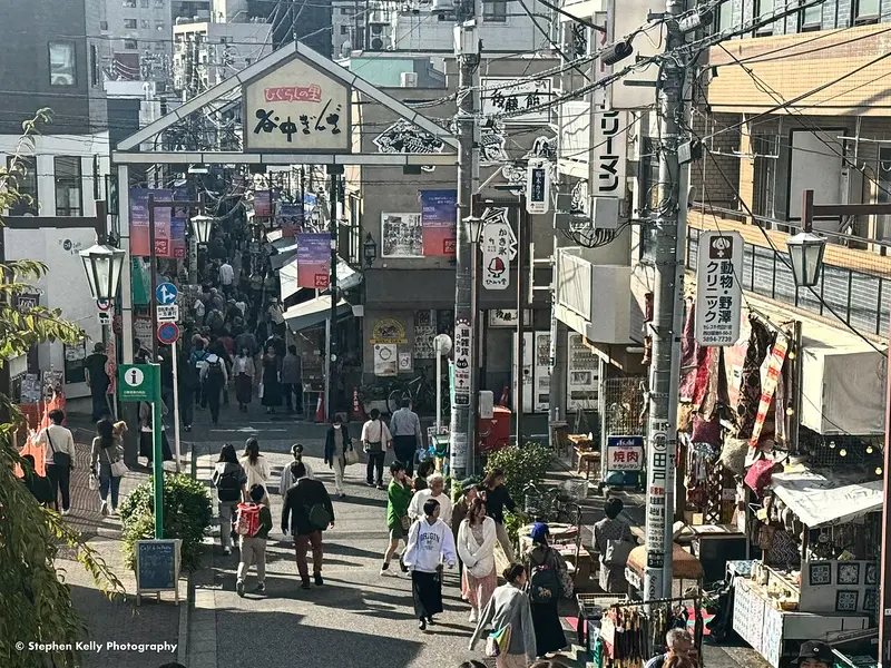 Cổng phố Yanaka Ginza đông khách (tháng 10/2023)