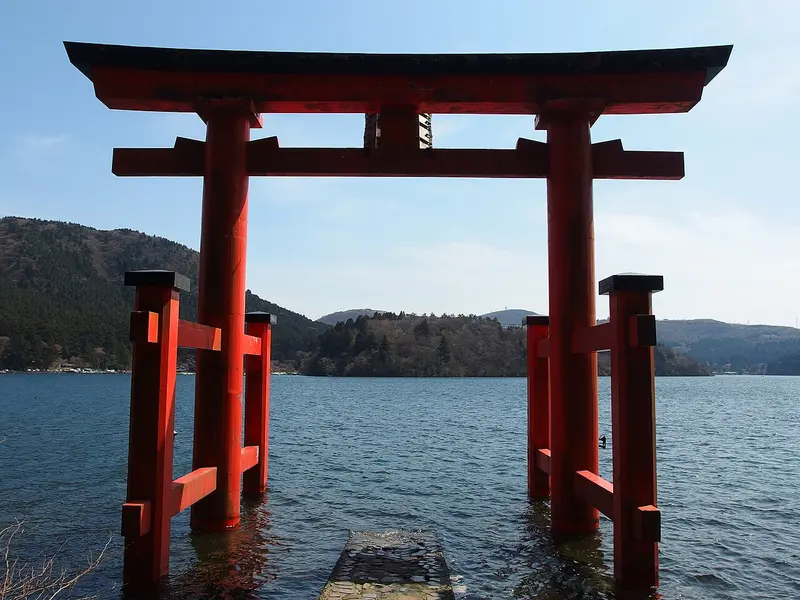 Cổng Heiwa no Torii giữa mặt hồ