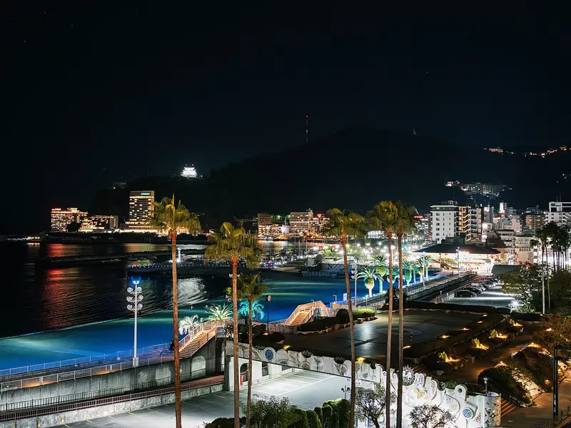 Atami Sun Beach về đêm có đèn