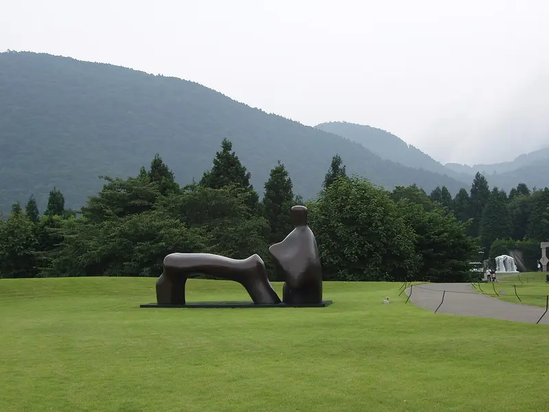 Tượng Henry Moore trên bãi cỏ